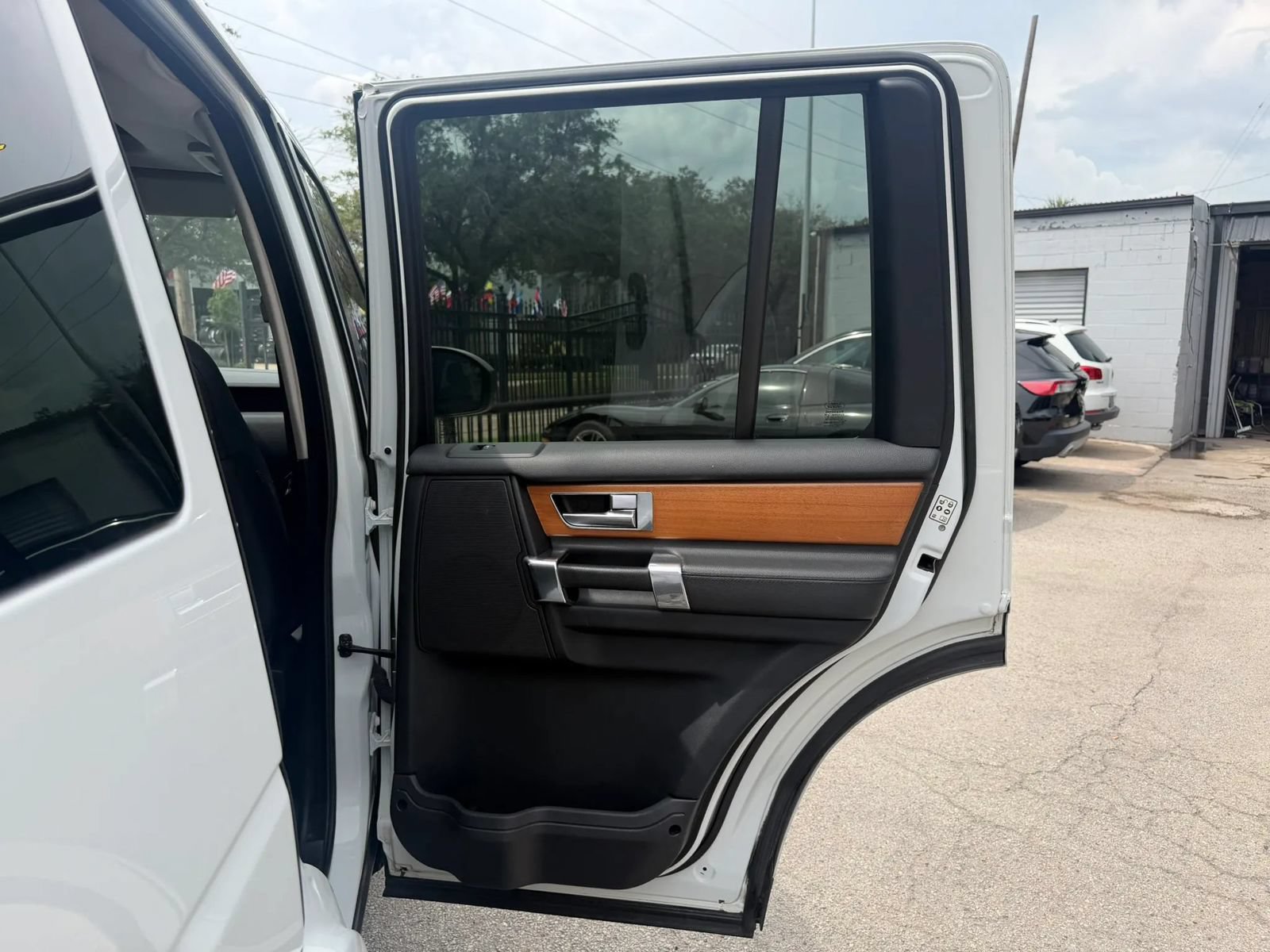 Used 2014 Land Rover LR4 HSE AWD/4WD image 12