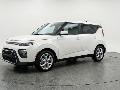 Used 2025 Kia Soul LX w/ LX Technology Package image 3