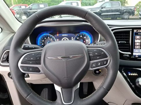 Used 2023 Chrysler Pacifica Touring-L FWD image 19