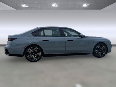 New 2026 BMW 750e xDrive image 8