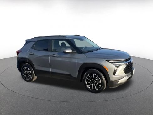 Used 2025 Chevrolet TrailBlazer LT image 2