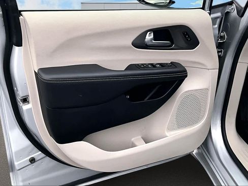 Used 2024 Chrysler Pacifica Select image 28