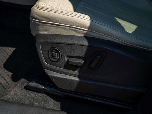 Used 2022 Audi e-tron Premium Plus w/ Premium Plus Package image 25