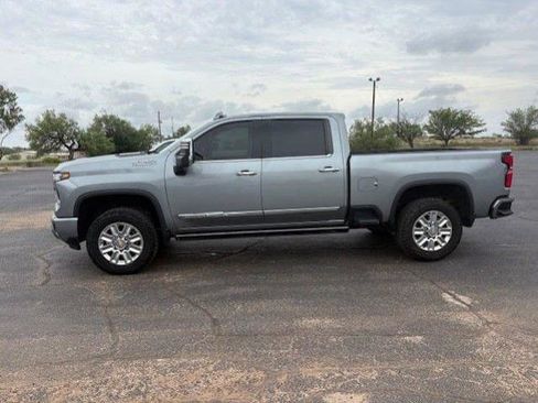 Used 2024 Chevrolet Silverado 2500 High Country w/ High Country Premium Package AWD/4WD image 2