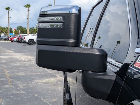 Used 2021 GMC Sierra 2500 Denali w/ Denali Black Diamond Edition AWD/4WD image 11