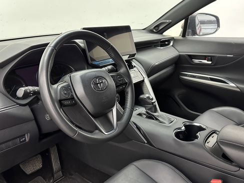 Used 2023 Toyota Venza XLE image 8