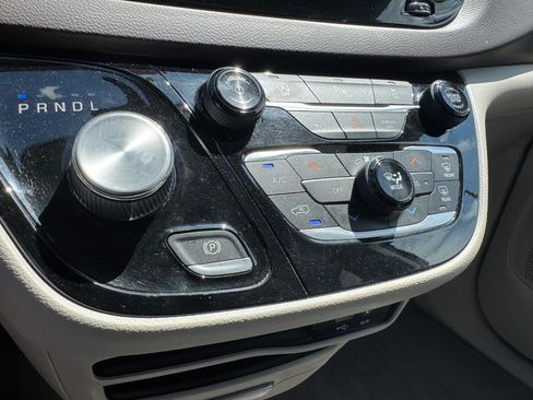 Used 2020 Chrysler Pacifica Touring w/ Cold Weather Group FWD image 19