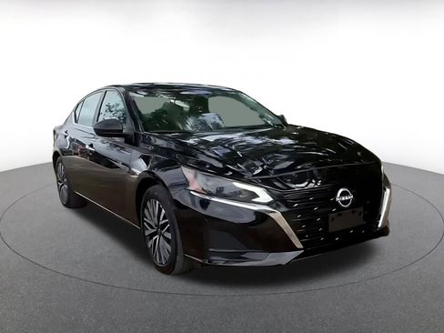 Used 2025 Nissan Altima 2.5 SV FWD image 2
