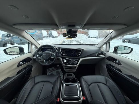 Used 2024 Chrysler Pacifica Touring-L image 14