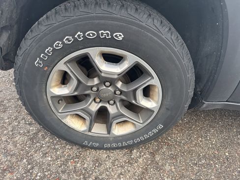 Used 2019 Jeep Cherokee Trailhawk w/ Cold Weather Group image 10