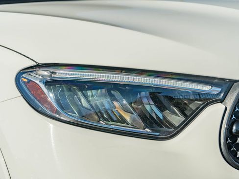 Used 2025 Mercedes-Benz GLC 300 4MATIC image 16