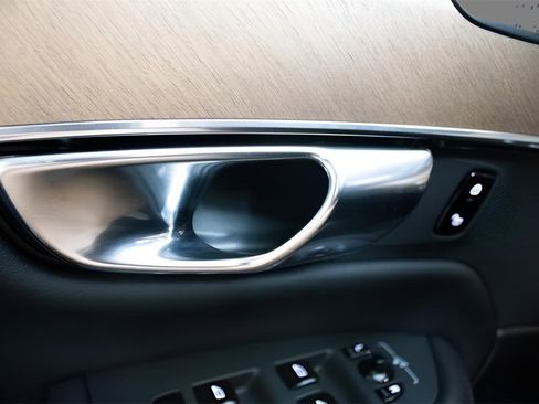 Certified 2025 Volvo XC90 T8 Plus image 21