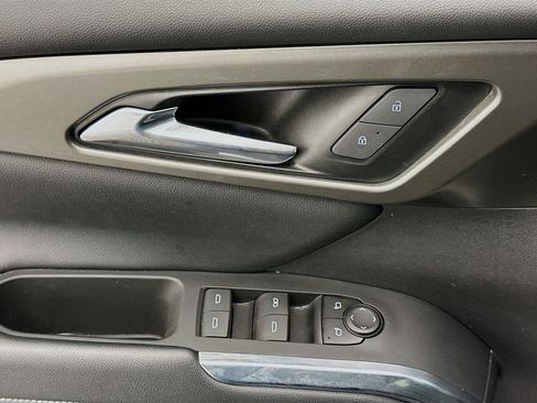 Used 2025 Chevrolet Traverse LT image 15