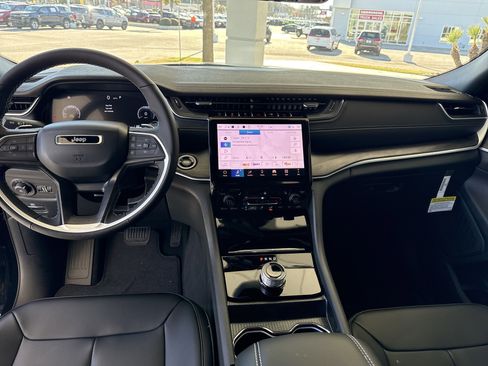 New 2025 Jeep Grand Cherokee Limited w/ Black Appearance Package image 17