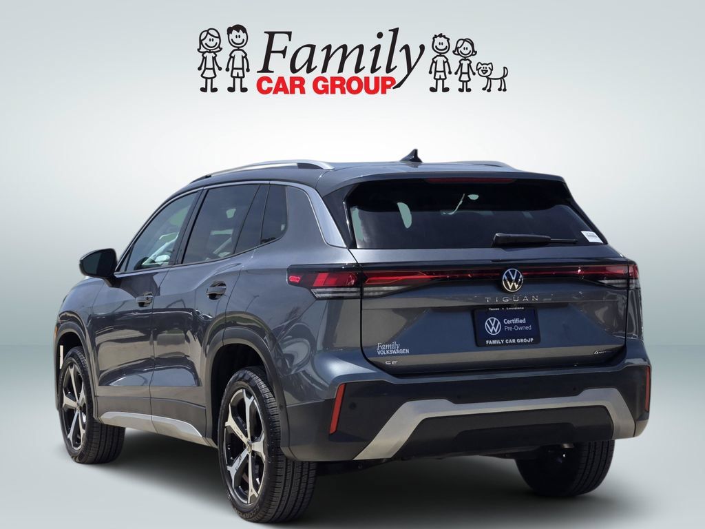 Used 2025 Volkswagen Tiguan SE AWD/4WD image 3