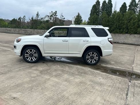 Used 2022 Toyota 4Runner Limited AWD/4WD image 2