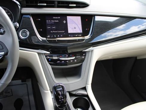 Certified 2025 Cadillac XT6 Premium Luxury AWD/4WD image 18
