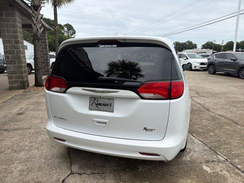 Used 2017 Chrysler Pacifica Touring w/ Tire & Wheel Group FWD image 5