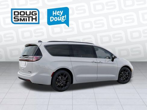 New 2026 Chrysler Pacifica Limited image 4