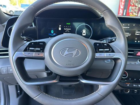 Used 2025 Hyundai Elantra SEL image 17