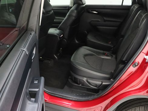 Certified 2025 Toyota Highlander XLE AWD/4WD image 30