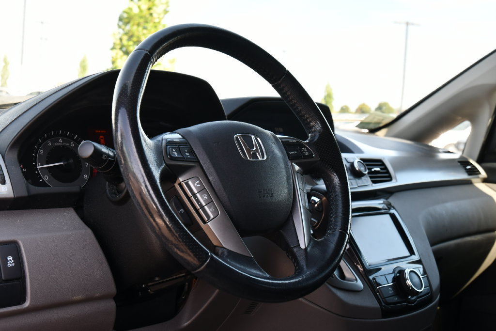 Used 2016 Honda Odyssey Touring Elite image 14