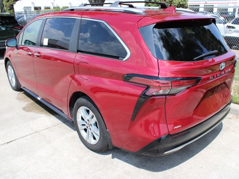 Used 2024 Toyota Sienna Platinum AWD/4WD image 7
