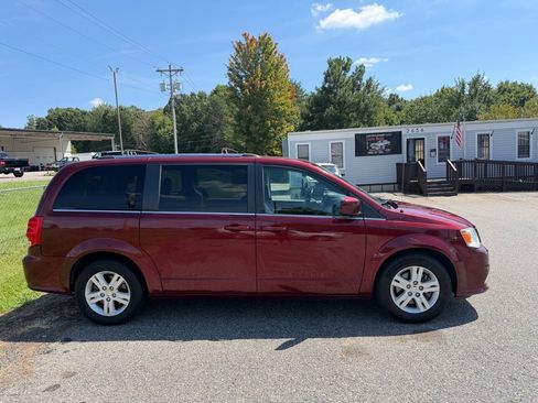 Used 2019 Dodge Grand Caravan SXT FWD image 4