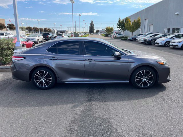 Used 2020 Toyota Camry SE w/ Carpet Mat Package FWD image 3