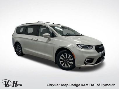 Used 2021 Chrysler Pacifica Touring-L w/ Uconnect Theater Family Group