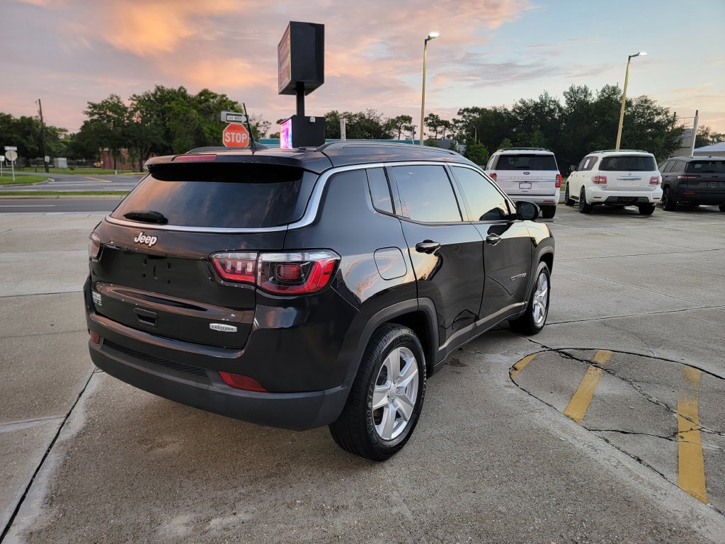 Used 2022 Jeep Compass Latitude FWD image 5