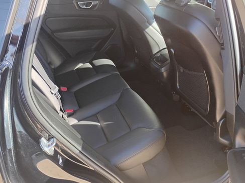 Used 2022 Volvo XC60 B5 Momentum image 22