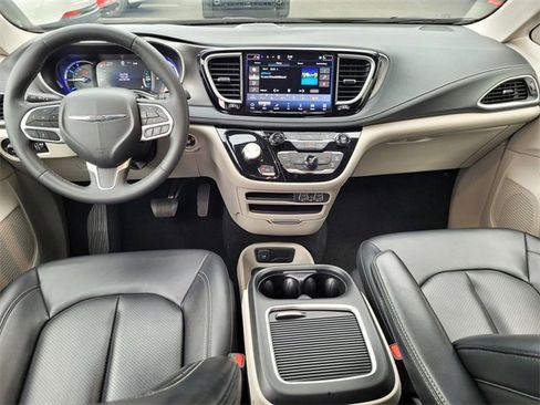 Certified 2024 Chrysler Pacifica Select image 6