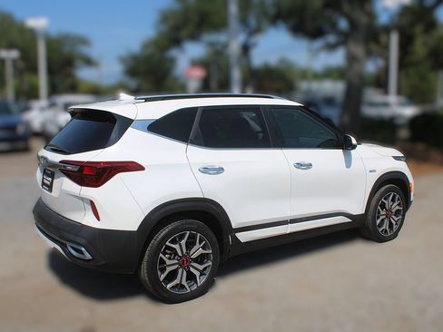 Certified 2023 Kia Seltos SX w/ SX Sunroof Package AWD/4WD image 6