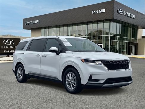 Used 2023 Kia Carnival LX image 1