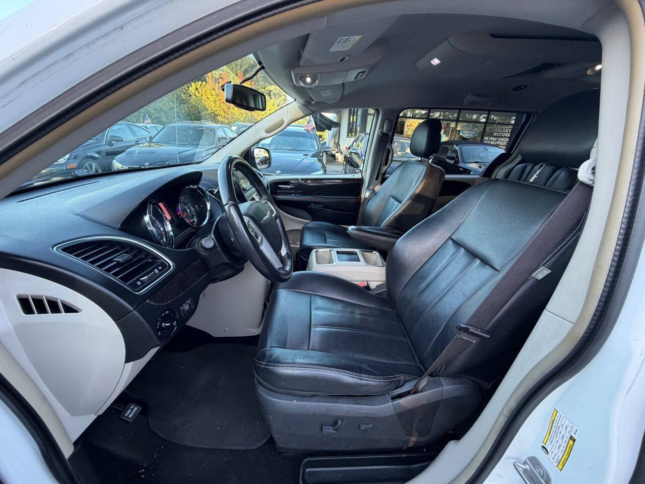 Used 2016 Chrysler Town & Country Touring FWD image 8