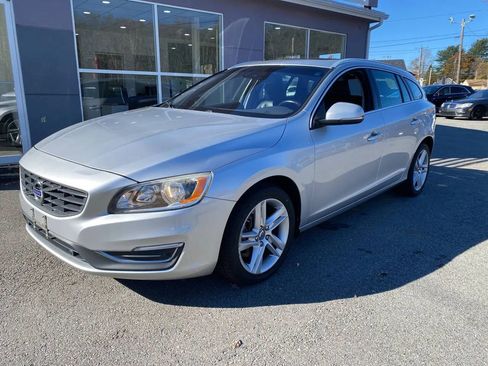 Used 2015 Volvo V60 T5 Premier image 2