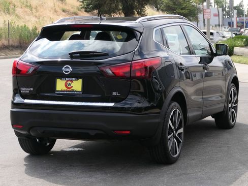Used 2018 Nissan Rogue Sport SL w/ SL Premium Package FWD image 2