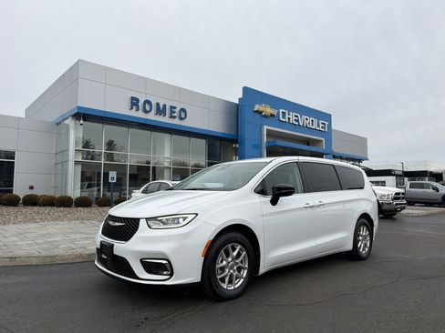 Used 2024 Chrysler Pacifica Touring-L image 1