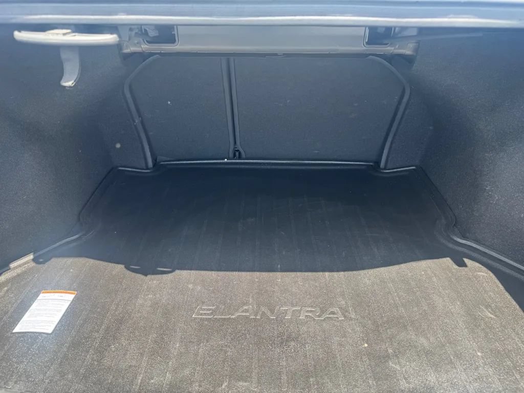 Used 2017 Hyundai Elantra SE w/ Cargo Package FWD image 9