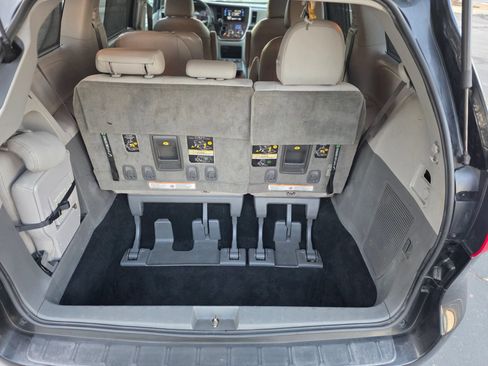 Used 2017 Toyota Sienna XLE FWD image 12