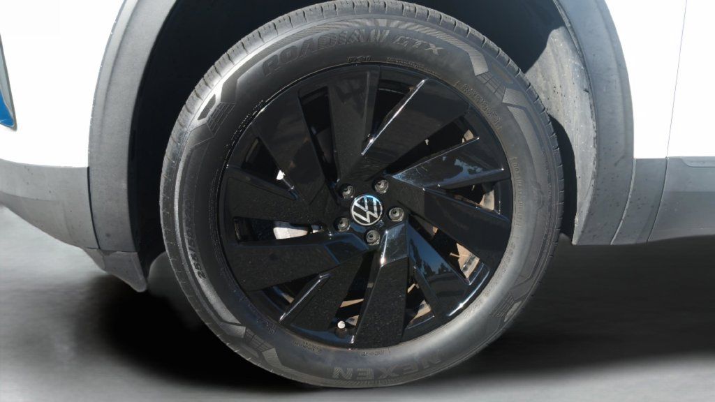 Used 2024 Volkswagen Atlas Cross Sport SE w/ Panoramic Sunroof Package FWD image 33