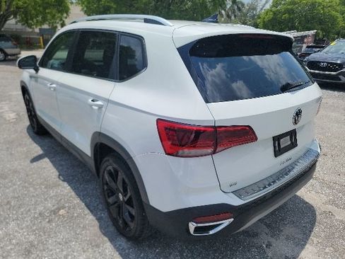 Used 2022 Volkswagen Taos SE w/ Panoramic Sunroof Package FWD image 2