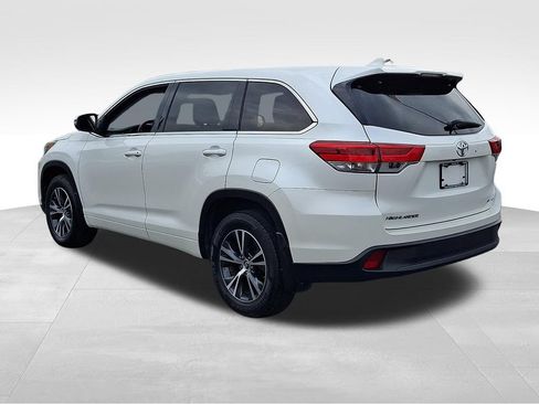 Used 2017 Toyota Highlander Plus AWD/4WD image 4