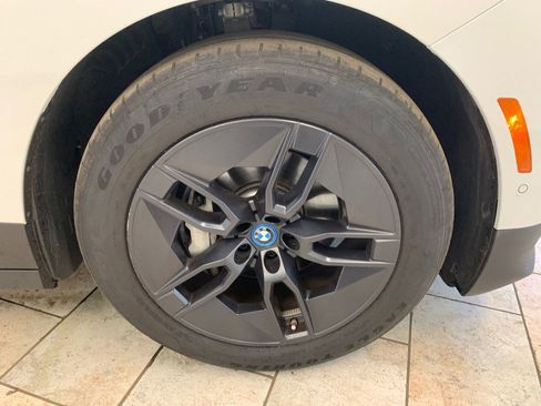 Used 2023 BMW iX xDrive50 w/ Premium Package AWD/4WD image 12