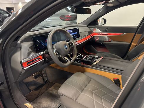 Used 2025 BMW i7 xDrive60 image 8