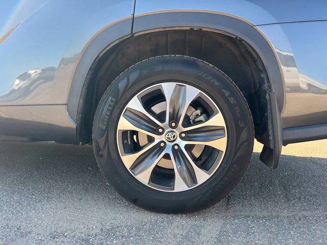 Used 2021 Toyota Highlander XLE AWD/4WD image 13
