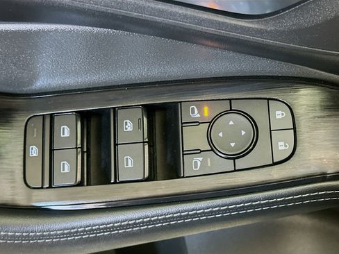 Used 2024 Nissan Rogue SV image 15