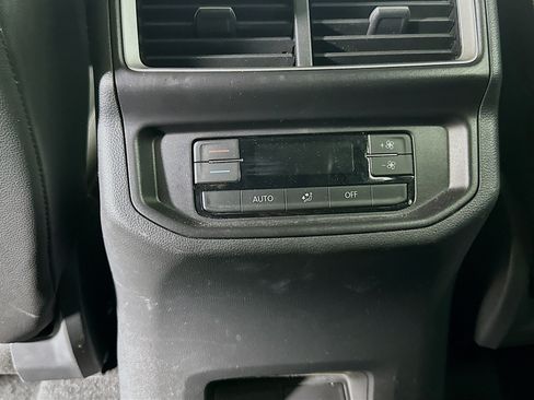 Used 2025 Volkswagen Atlas SE FWD image 26