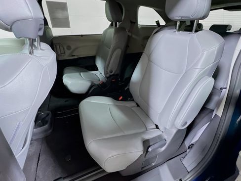 Certified 2024 Toyota Sienna XLE FWD image 22